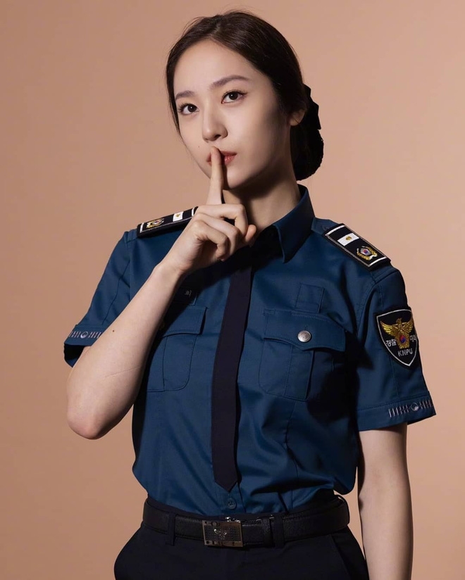 Krystal đẹp ná thở trong poster mới của 'Đại học cảnh sát'
