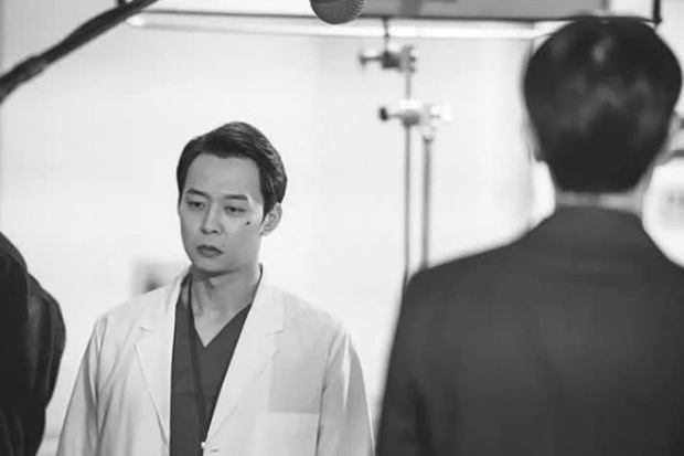 Park Yoo Chun bị nghi ngờ tái nghiện và tấn công tình dục nhưng sao vẫn thắng 'Ảnh đế' ở LHP Mỹ?