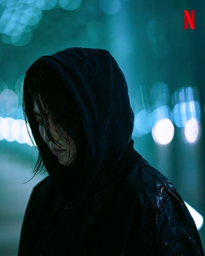 Han So Hee tạm biệt Song Kang: cắt phăng mái tóc dài, đánh nhau 'bầm dập' trong phim hành động mới