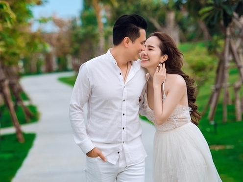 Quỳnh Nga vui vẻ bên Việt Anh trong tiệc sinh nhật, có gì đó 'trên tình bạn, dưới tình yêu' hay sao?