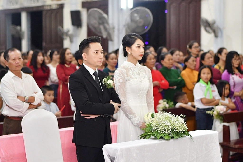 Phạn Mạnh Quỳnh tung trọn bộ ảnh cưới, visual cô dâu chú rể cực đỉnh