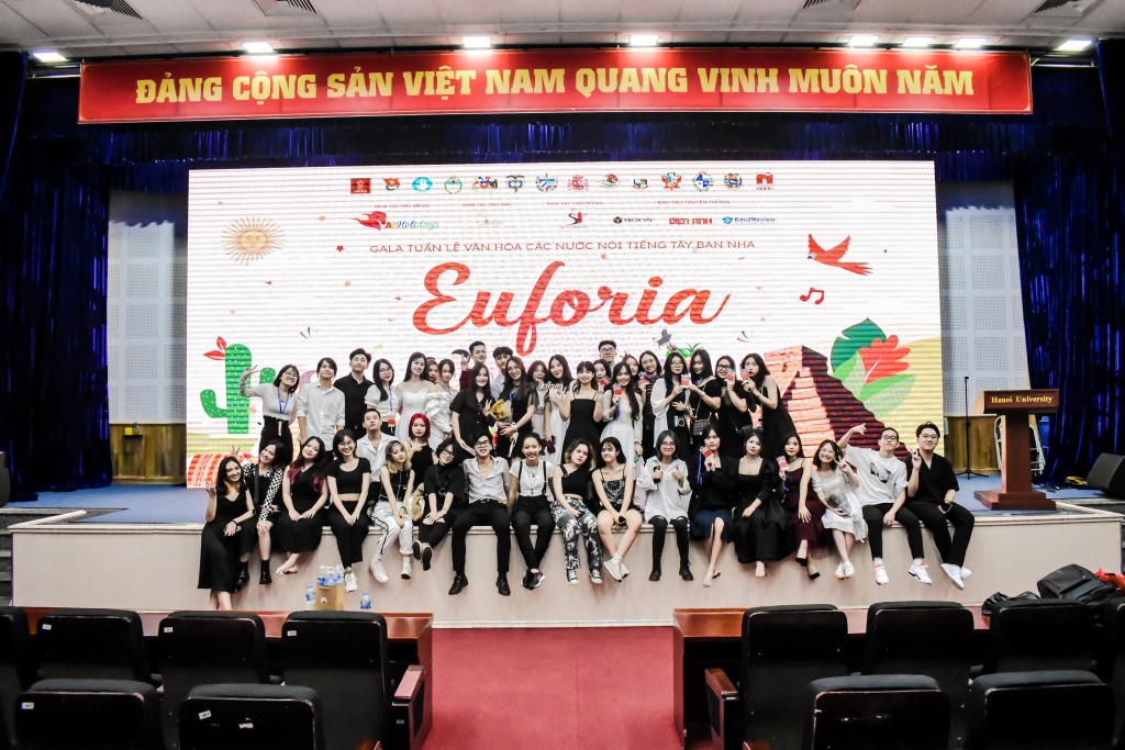 Ngược dòng thời gian về đêm gala 'Euforia' cùng sinh viên Đại học Hà Nội