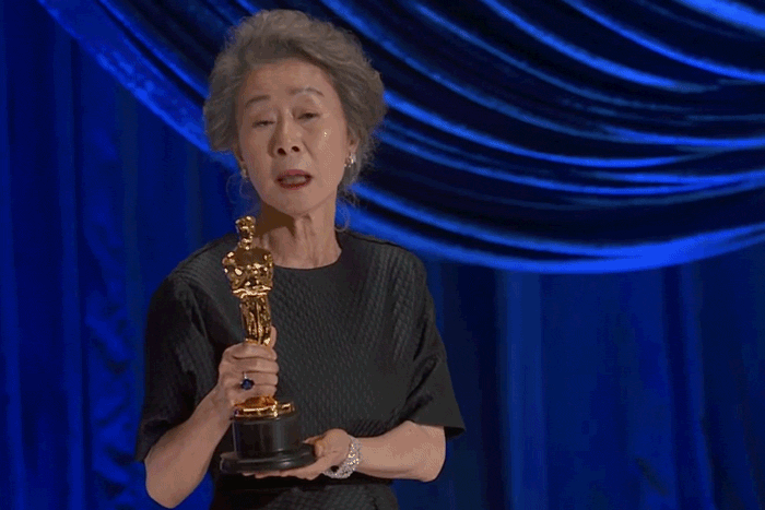 Youn Yuh Jung đáp trả tinh tế trước câu hỏi xúc phạm trong lễ trao giải Oscar