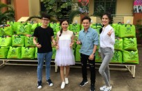 Mỹ Linh và bộ đôi Phan Mạnh Quỳnh – Thanh Duy trao quà cho các em có hoàn cảnh khó khăn