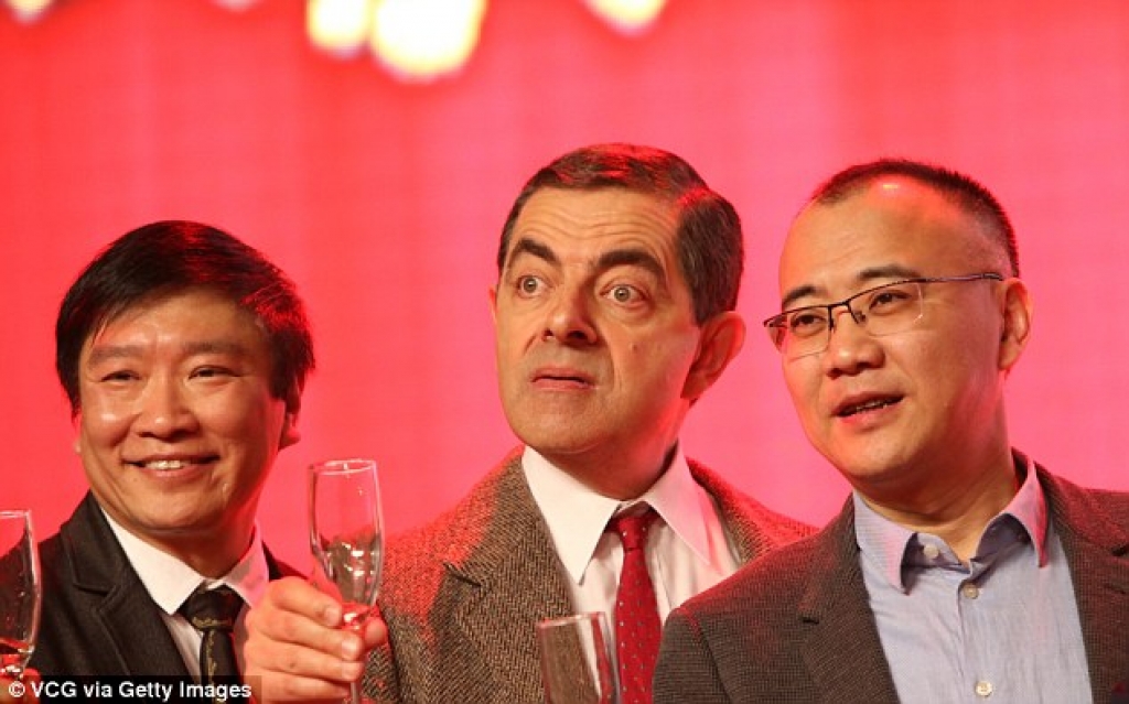 mr bean tuoi tho cua the he 8x 9x da 62 tuoi van cuc nhi nho