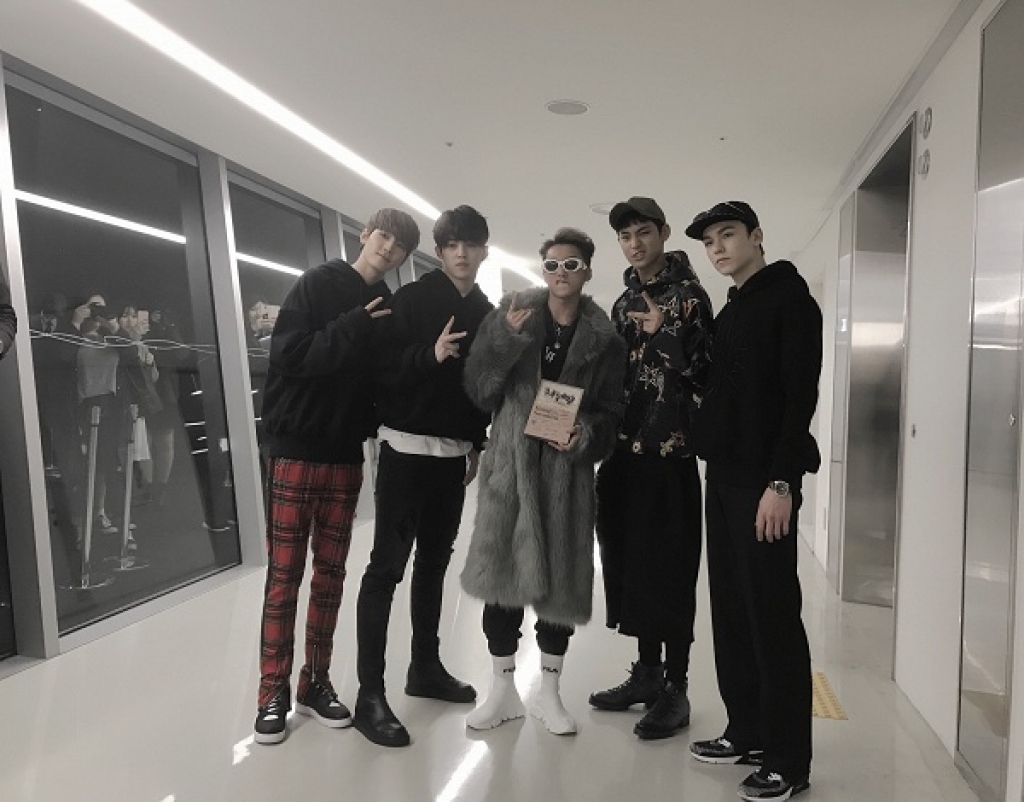 seventeen xin chup hinh va tang album cho son tung m tp