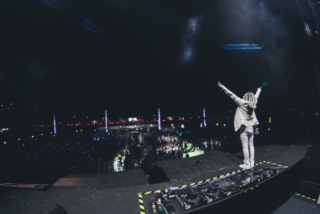 dj minh tri khoi dong cho nam 2018 voi mv dong thoi gian