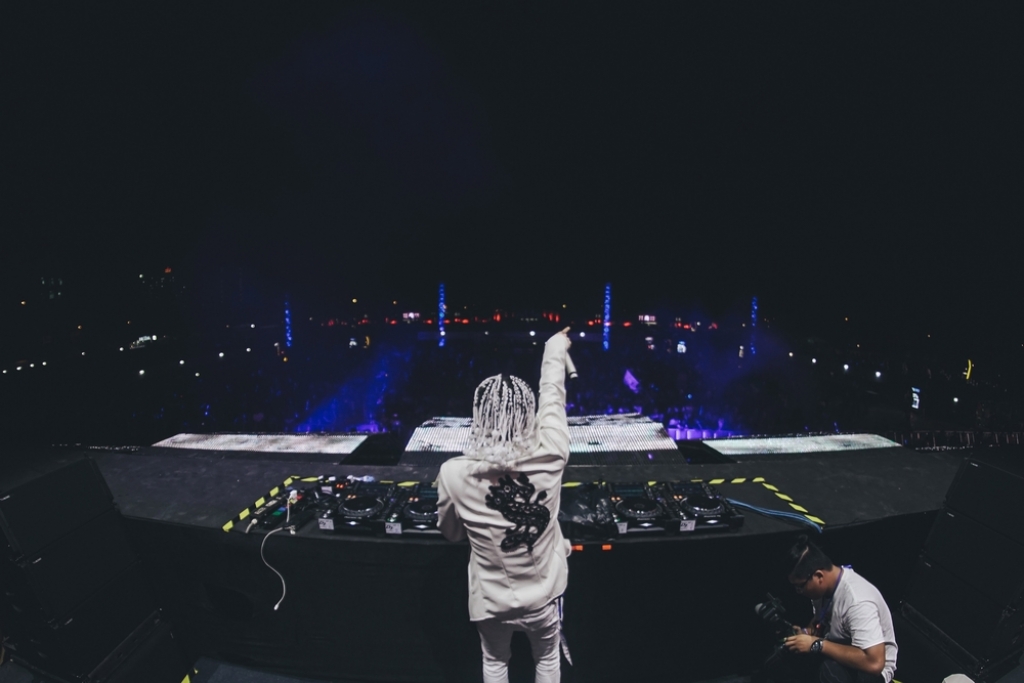 dj minh tri khoi dong cho nam 2018 voi mv dong thoi gian