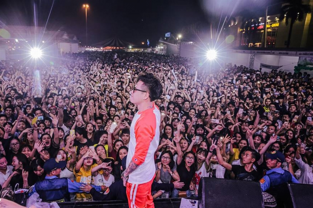 dj minh tri khoi dong cho nam 2018 voi mv dong thoi gian