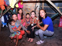 Nghệ sĩ Việt Hương giúp bà con Khánh Hòa lợp lại mái nhà