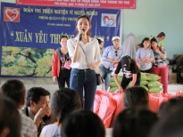 Hoa hậu Bùi Như Ý tận tay trao quà Tết cho trẻ em mồ côi tại Đồng Tháp