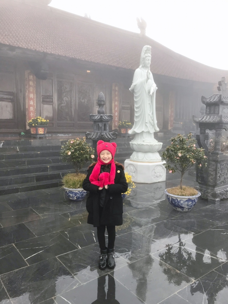 con gai hoa hau du lich ngoc diem chinh phuc dinh fansipan o tuoi len 8