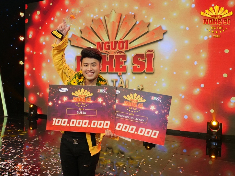 Mang scandal showbiz lên sân khấu, Akira Phan giành hạng 3 'Người nghệ sĩ đa tài'