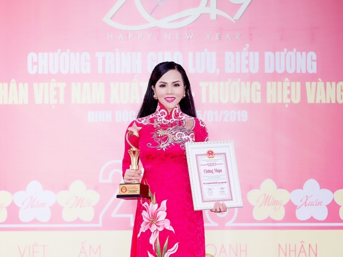 Đặng Huỳnh Thanh nhận cú đúp Hoa hậu và Doanh nhân xuất sắc 2018