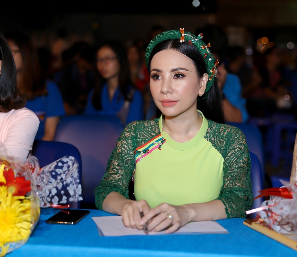 hoa hau chau ngoc bich rang ro trong vai tro giam khao net dep ban sac viet 2019