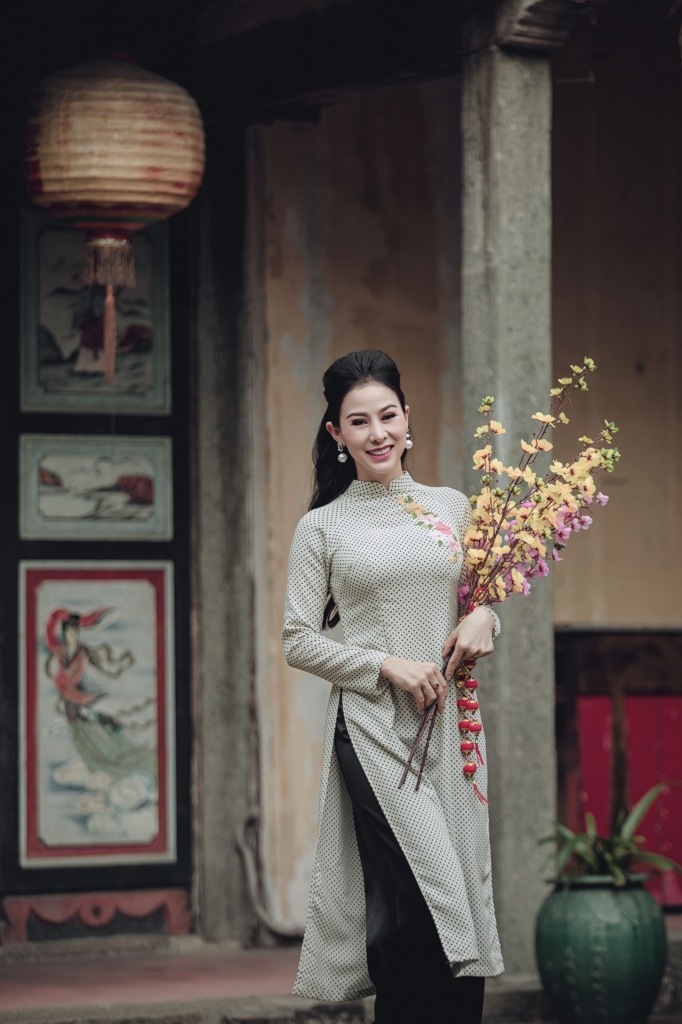 nhom nhat nguyet rang ro dien ao dai don tet ky hoi 2019