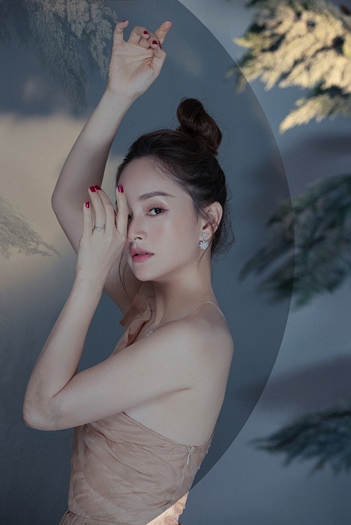 lan phuong hoa canh tuong vy mong manh nhu suong