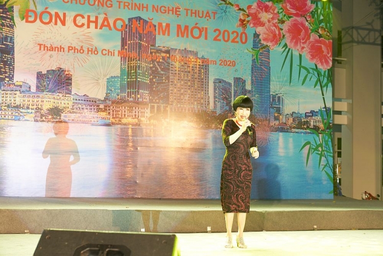 dan nghe si viet danh tieng dien ao dai cua ntk viet hung cung don chao nam moi 2020