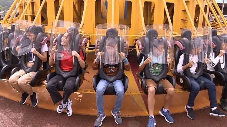 Diệu Nhi gào thét điên cuồng vì tham gia trò chơi cảm giác mạnh cùng các cầu thủ nhí 2019 ở Hàn Quốc