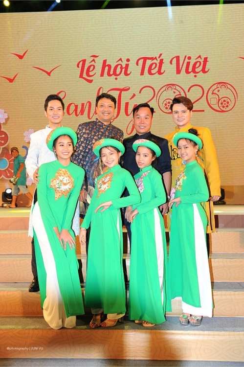 dan nghe si viet bieu dien cung nguoi khuyet tat trong gala dai su ao dai viet nam