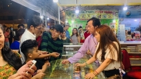 Ánh Linh phụ ba nuôi Hoài Linh bán trầm hương khiến hội chợ 'tắt nghẽn' vì đông đúc