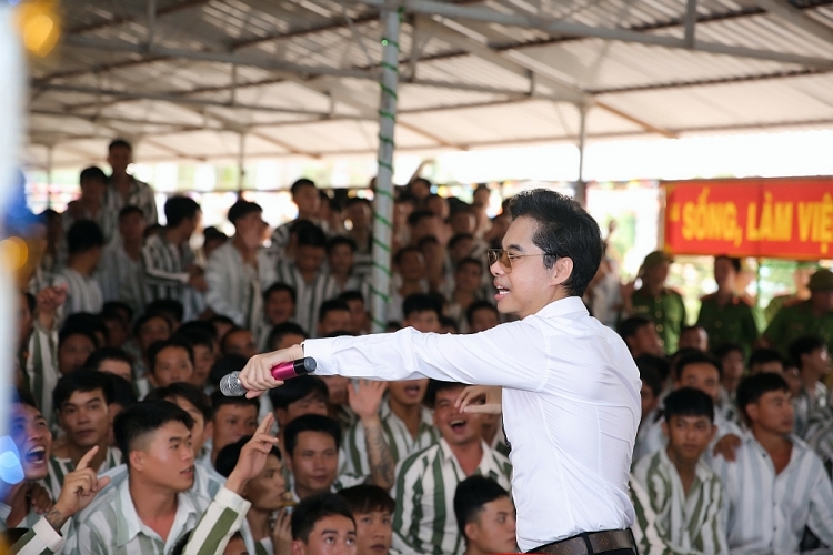 ca si ngoc son mang niem vui den cho cac pham nhan dip tet nguyen dan