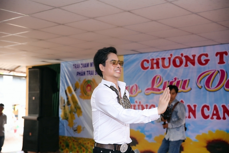 ca si ngoc son mang niem vui den cho cac pham nhan dip tet nguyen dan