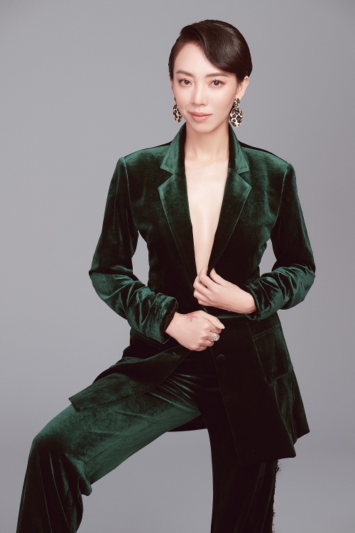 'Chị Mười Ba' Thu Trang đầy gợi cảm với phong cách mới