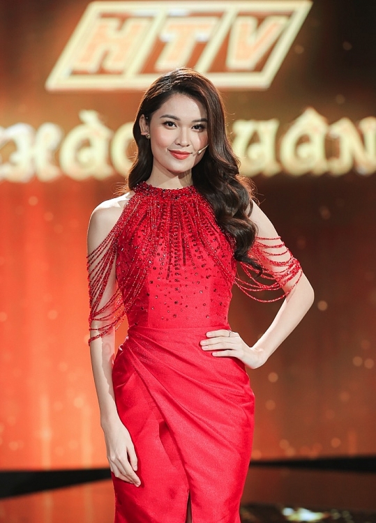 Á hậu Thùy Dung sánh đôi Nguyên Khang dẫn show 'Chào xuân 2021'