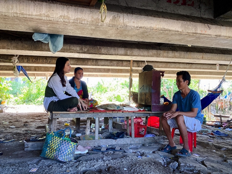 'Ngày may mắn': Vân Trang chèo ghe tới thăm gia đình chài lưới dưới chân cầu