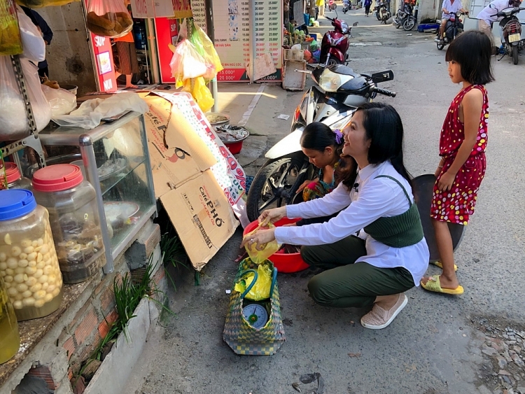 'Ngày may mắn': Vân Trang chèo ghe tới thăm gia đình chài lưới dưới chân cầu