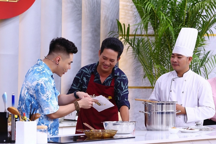 'Đấu trường ẩm thực': Lê Dương Bảo Lâm bất ngờ với khả năng nấu ăn cực chuyên nghiệp của Lê Nam