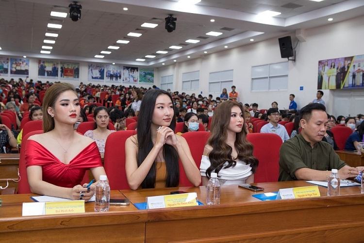 Á hậu Ngọc Thảo, Hoa hậu Thanh Khoa cùng NTK Việt Hùng ngồi 'ghế nóng' phần thi Áo dài của 'Miss Hutech 2021'