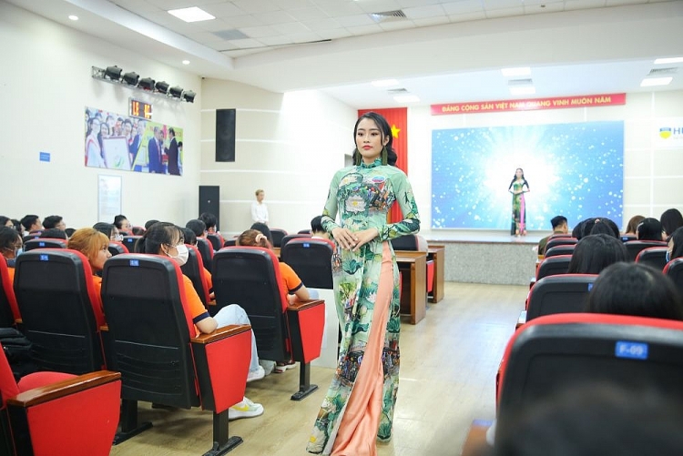 Á hậu Ngọc Thảo, Hoa hậu Thanh Khoa cùng NTK Việt Hùng ngồi 'ghế nóng' phần thi Áo dài của 'Miss Hutech 2021'
