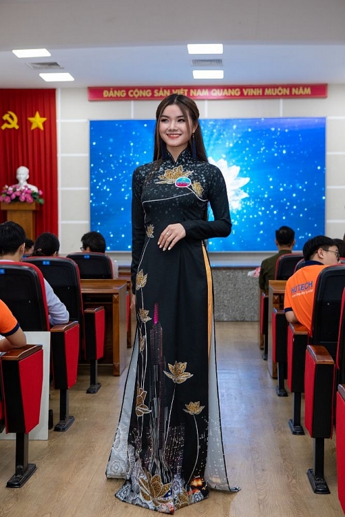 Á hậu Ngọc Thảo, Hoa hậu Thanh Khoa cùng NTK Việt Hùng ngồi 'ghế nóng' phần thi Áo dài của 'Miss Hutech 2021'