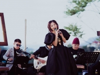 Văn Mai Hương hát live hơn 20 bài trong đêm nhạc 'Thanh âm hoàng hôn'