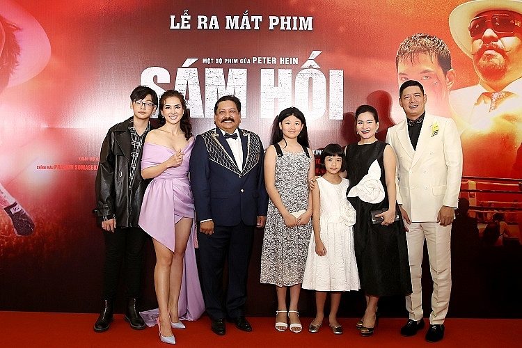 Việt Hương khoác tay 'ông trùm' Raja đi Rolls-Royce đến ra mắt phim 'Sám hối'