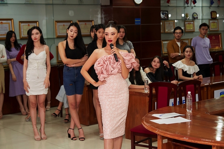 Á hậu Kim Duyên huấn luyện các thí sinh 'Miss Hutech 2021'