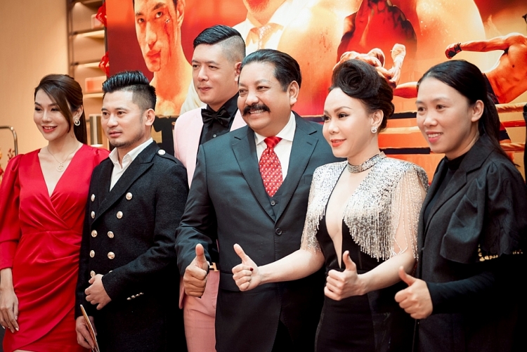 Nam vương Nguyễn Văn Sơn hội ngộ đoàn phim 'Sám hối' sau khi cưới vợ và làm 'Tổng tài'