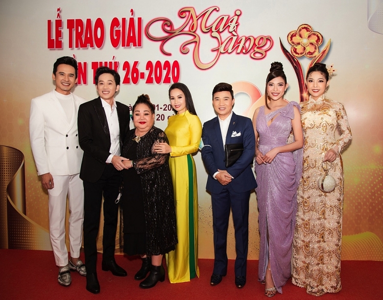 Kim Thanh Thảo diện áo dài truyền thống rạng rỡ tại giải Mai vàng 2020