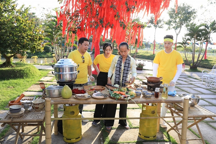 S.T Sơn Thạch dẫn Phương Lan, Hoàng Mèo đi khám phá ẩm thực Sa Đéc – Đồng Tháp