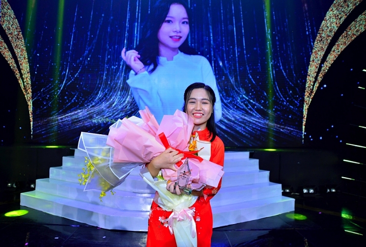 Ngọc Hoa trở thành 'Én vàng học đường 2020'