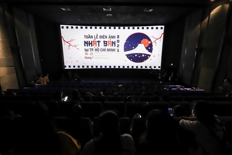 Đông Nhi – Ông Cao Thắng sánh đôi trong buổi khai mạc Tuần lễ điện ảnh Nhật Bản 2021 tại TP.HCM