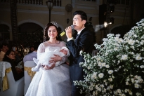 Ca sĩ Triệu Long xúc động đón cô dâu bế con vào lễ đường