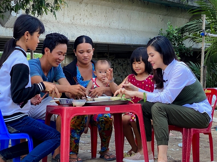 'Ngày may mắn': Vân Trang đưa gia đình nghèo sống tạm bợ bên sông Sài Gòn đi du xuân đầu năm