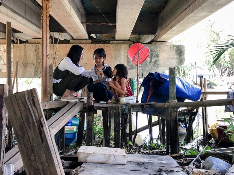 'Ngày may mắn': Vân Trang đưa gia đình nghèo sống tạm bợ bên sông Sài Gòn đi du xuân đầu năm