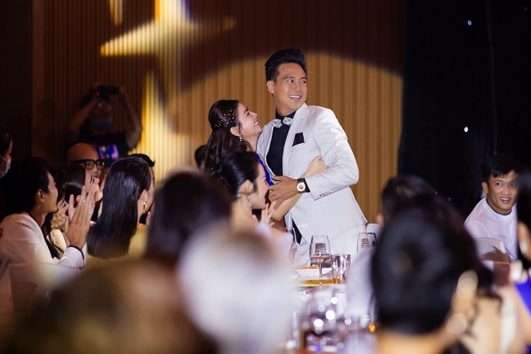 Thanh Duy nhận giải 'Ngôi sao phim ảnh', Kha Ly hết lòng ủng hộ