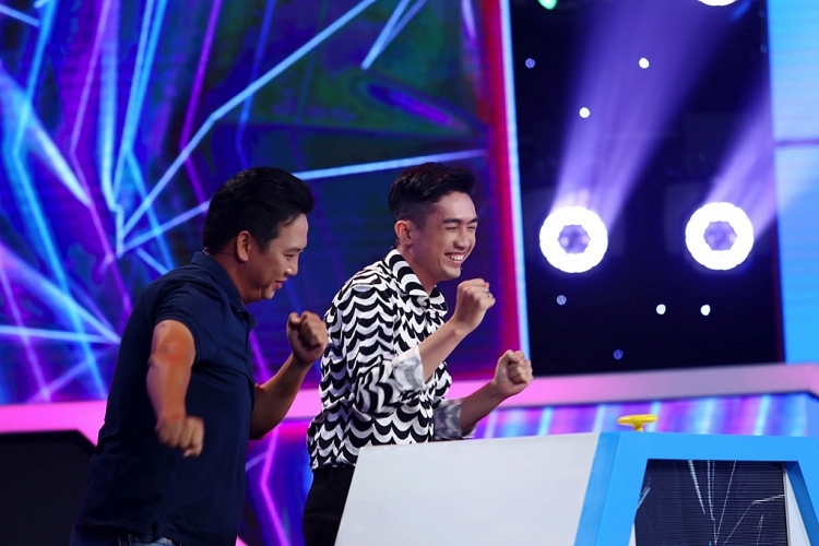 'Sàn đấu ngôi sao': Lê Nam, Triệu Long 'đổ mồ hôi hột' với 'nữ hoàng câu giờ' Hà Thanh Xuân