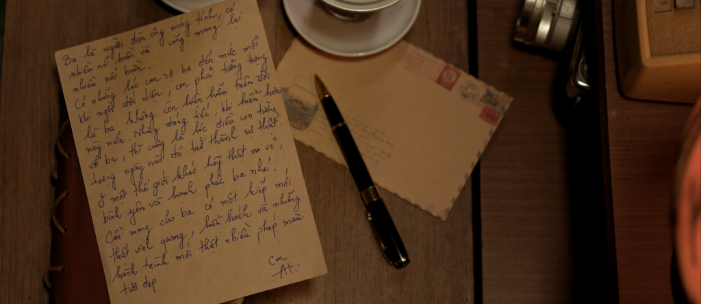 Ali Hoàng Dương viết thư tay gửi cha trong MV nhạc phim 'Bố già'