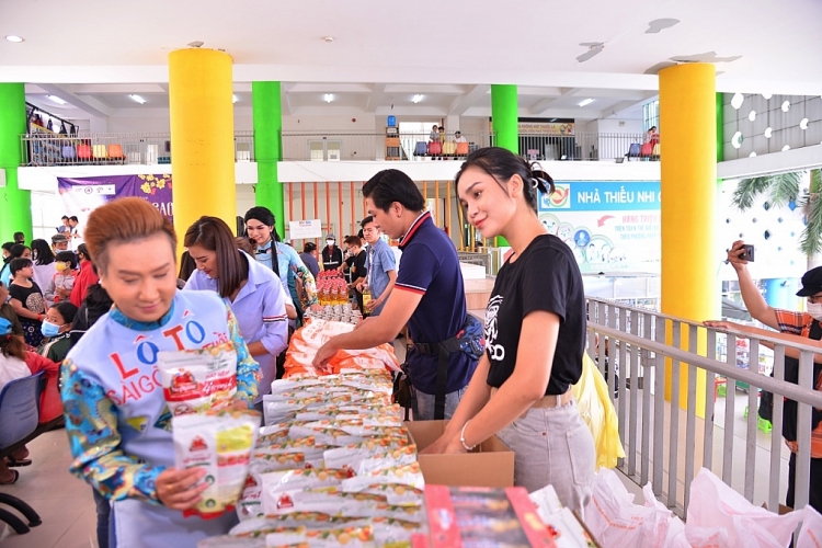 Hoa hậu H’Hen Niê, NSND Kim Xuân mang Tết sớm đến với trẻ em bị ảnh hưởng bởi HIV/AIDS